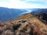 Dalla dorsale dei "tre gobbi" il Lago d'Orta..........